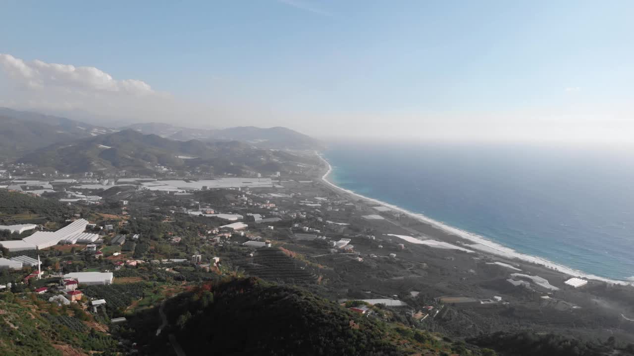 鸟瞰阿兰亚，土耳其和地中海海岸线。海岸山脉。夏季旅游胜地。美丽的山景与海岸线视频素材