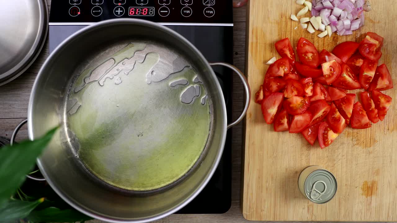 Sautéing大蒜和葱视频素材