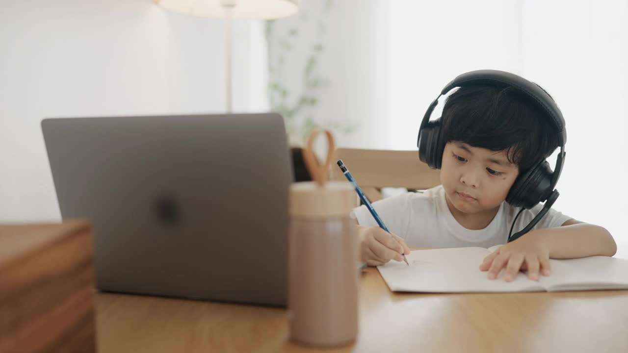 亚洲男孩在家通过视频电话学习视频素材