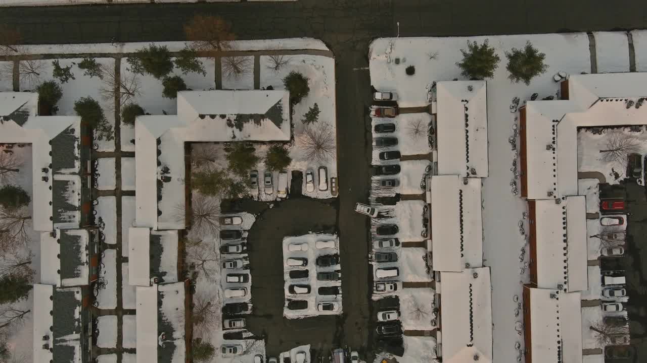 从街道高处俯瞰，房屋被雪覆盖，视频素材