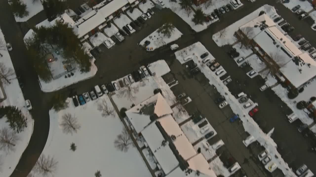 在美国，美丽的白雪覆盖的城市街道上有一栋公寓大楼视频素材