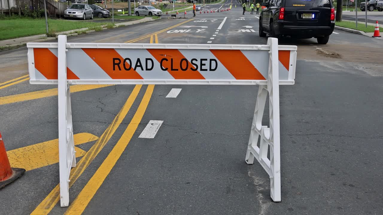 红白相间的街道路障在空旷的道路封闭的道路上被路障阻挡通行视频素材