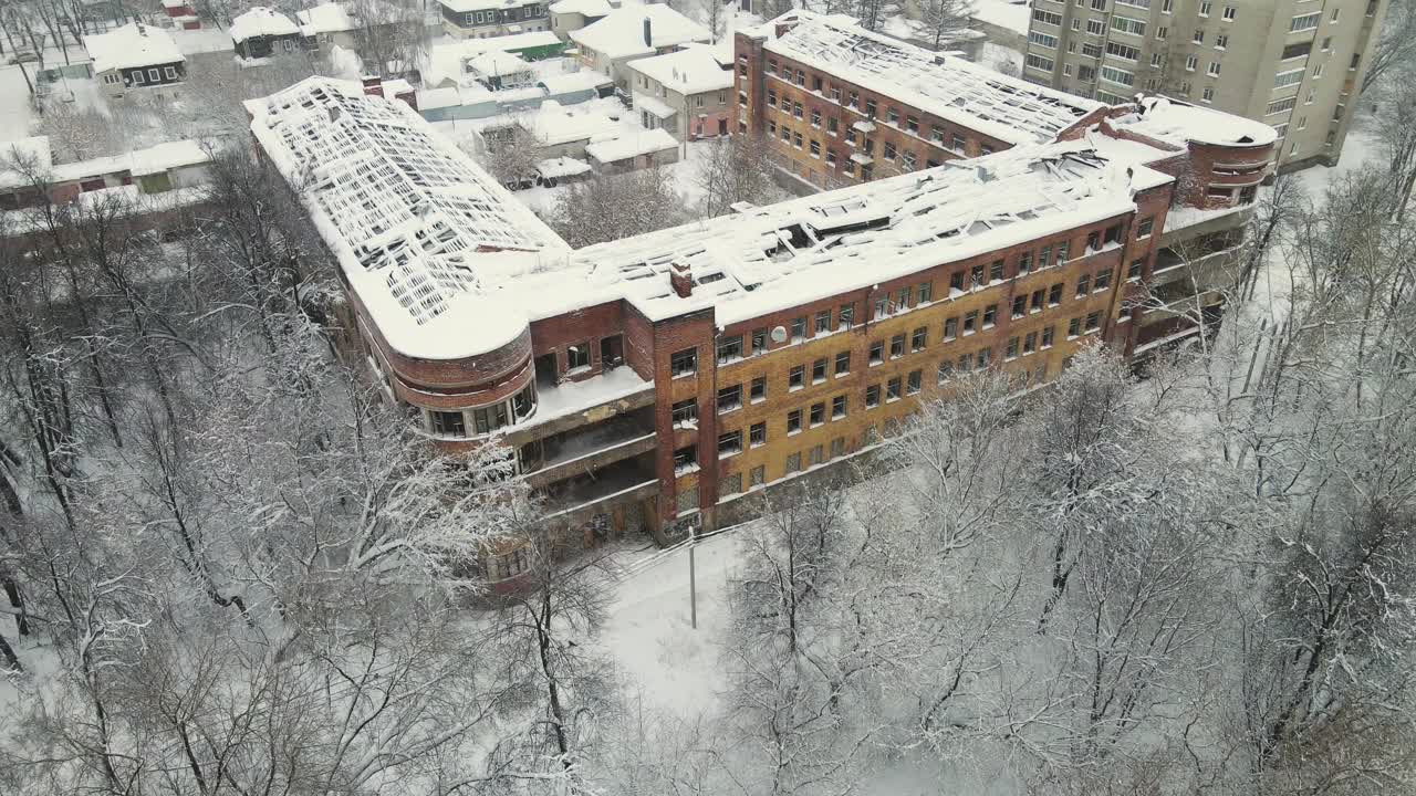 屋顶被雪覆盖的高层住宅建筑。视频素材