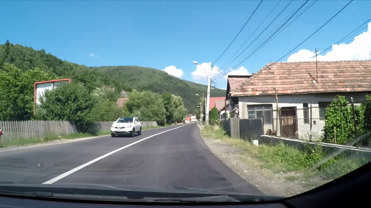 汽车在罗马尼亚的道路上行驶视频素材