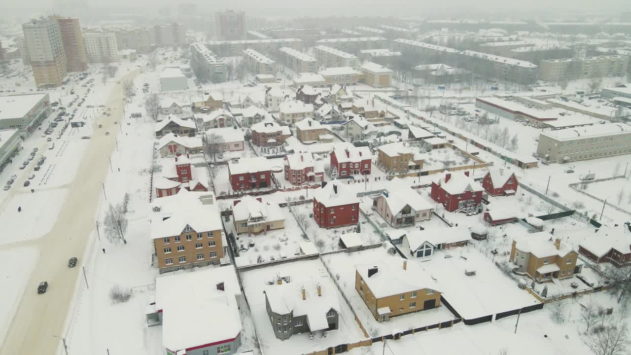 一场暴风雪过后，郊区的平房被大雪覆盖。视频素材