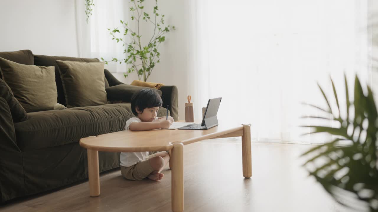 亚洲男孩在家通过视频电话学习视频素材