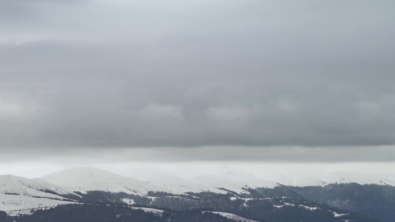 时间的推移，云朵覆盖了高山的雪峰视频素材