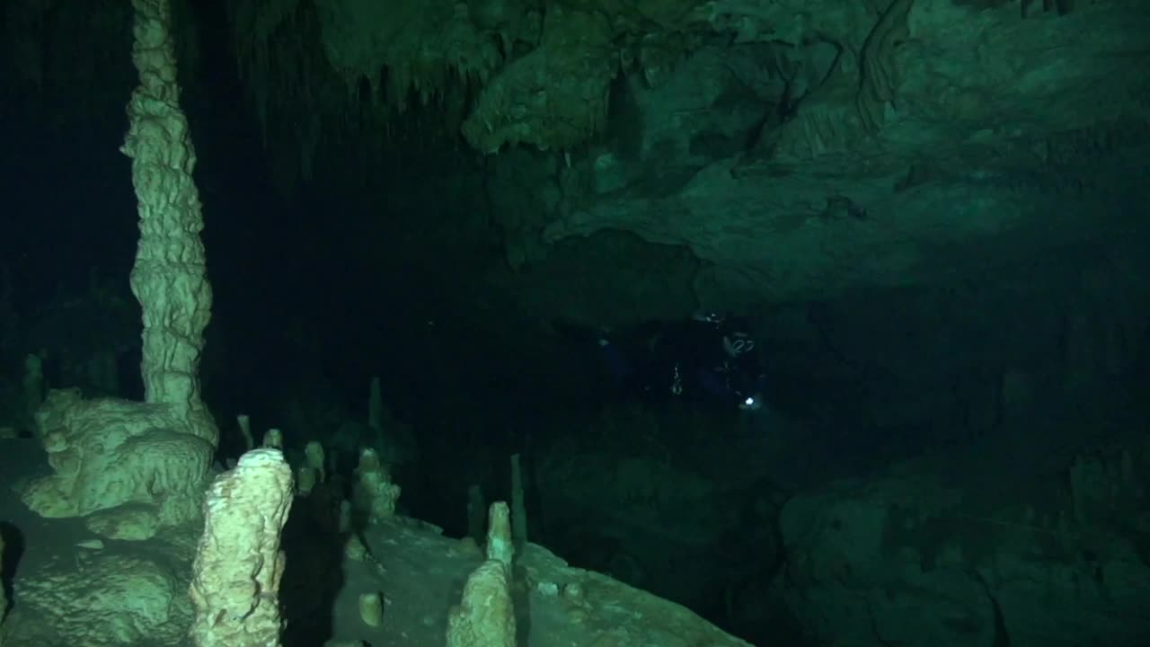 洞穴潜水探险，水下探索视频素材