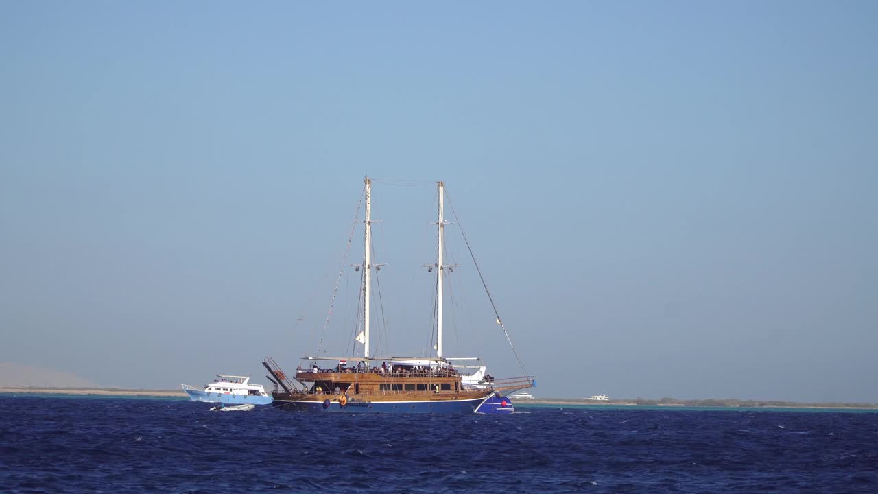 旧船载着游客在红海航行，游客探索里德海和赫尔格达视频素材