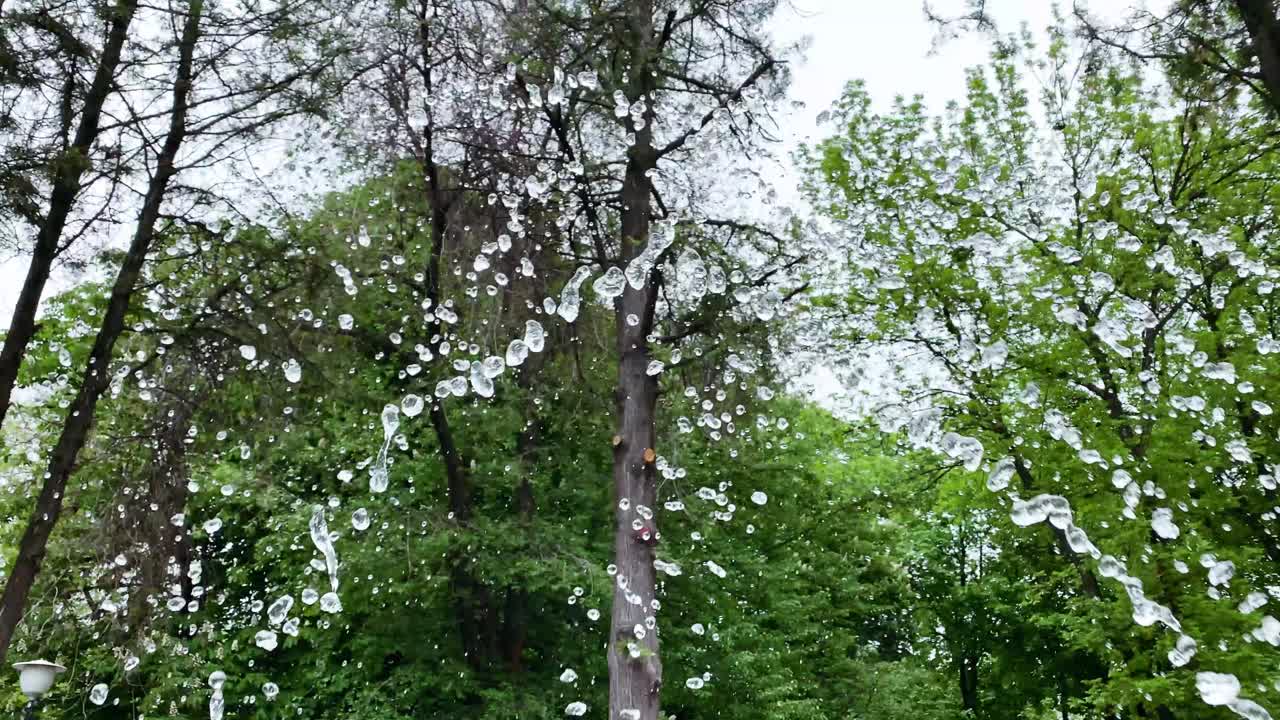 夏天城市喷泉溅起水花的特写镜头。娱乐与娱乐概念视频素材