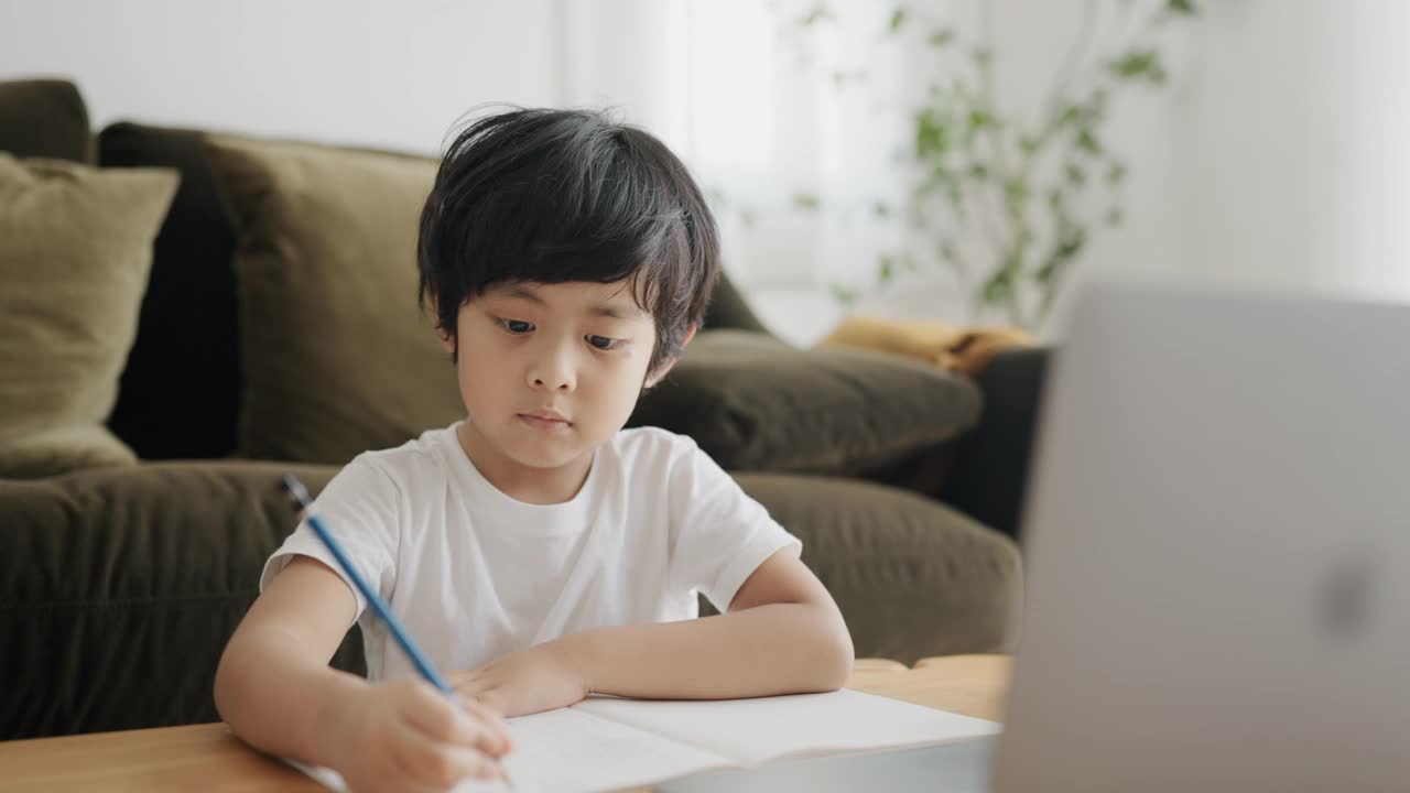 亚洲男孩在家通过视频电话学习视频素材