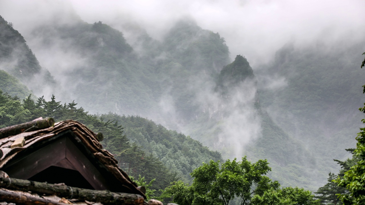 韩国江原道三陟市，雾中的德杭山风景视频素材