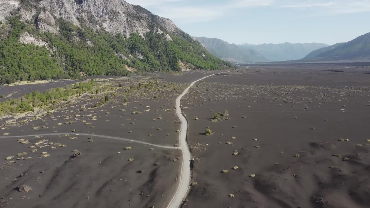 穿越智利南部熔岩平原的土路视频素材