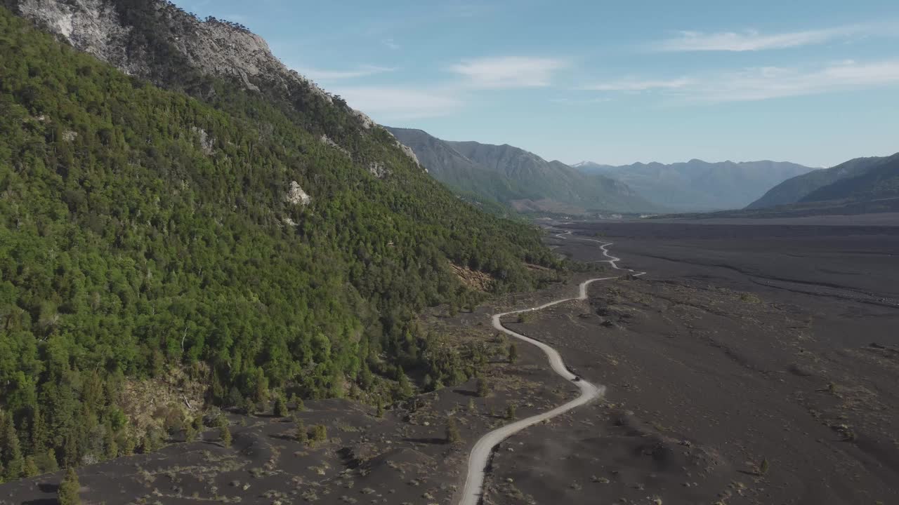 穿越智利南部熔岩平原的土路视频素材