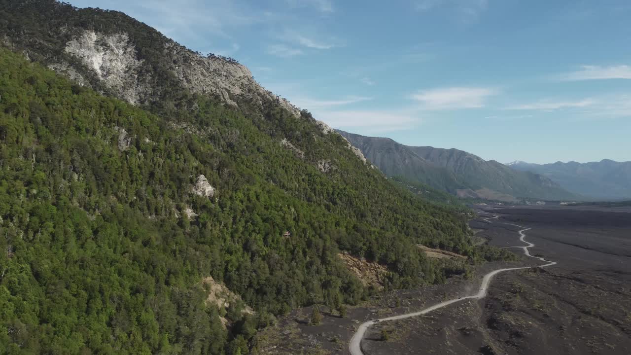 穿越智利南部熔岩平原的土路视频素材