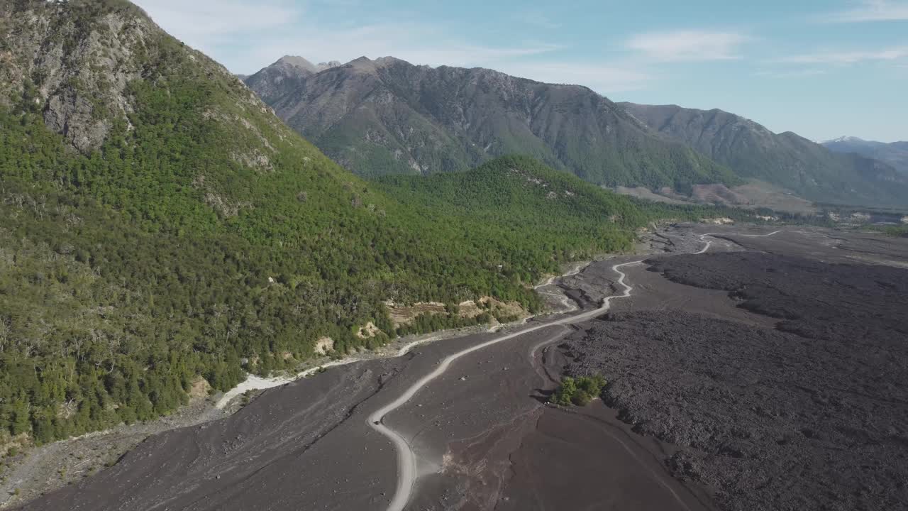 穿越智利南部熔岩平原的土路视频素材