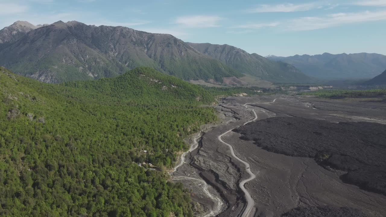 穿越智利南部熔岩平原的土路视频素材