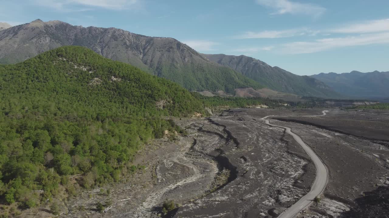 穿越智利南部熔岩平原的土路视频素材