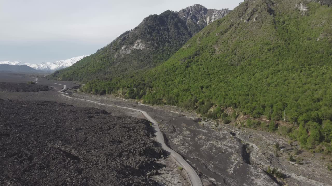 穿越智利南部熔岩平原的土路视频素材