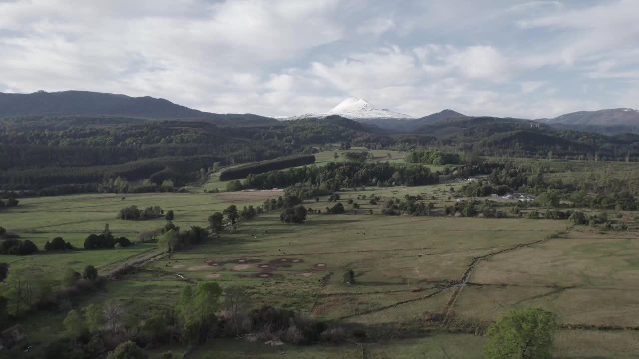 火山脚下的农田视频素材