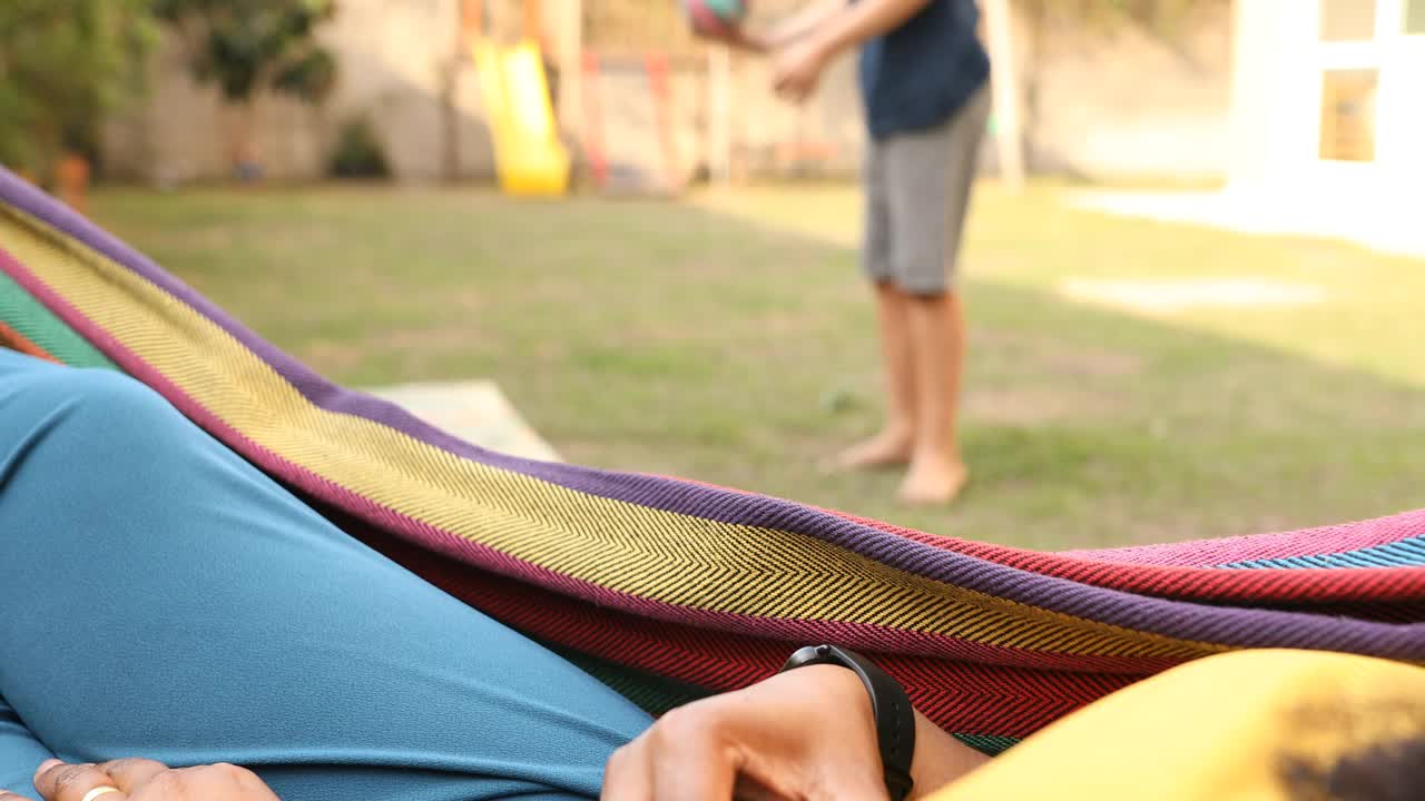 一名女子在智能家居应用上查看洗衣机状态视频素材