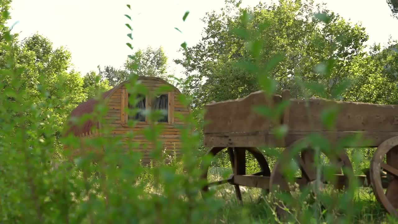 小溪吊床露营营地徒步自然平房桶村视频素材