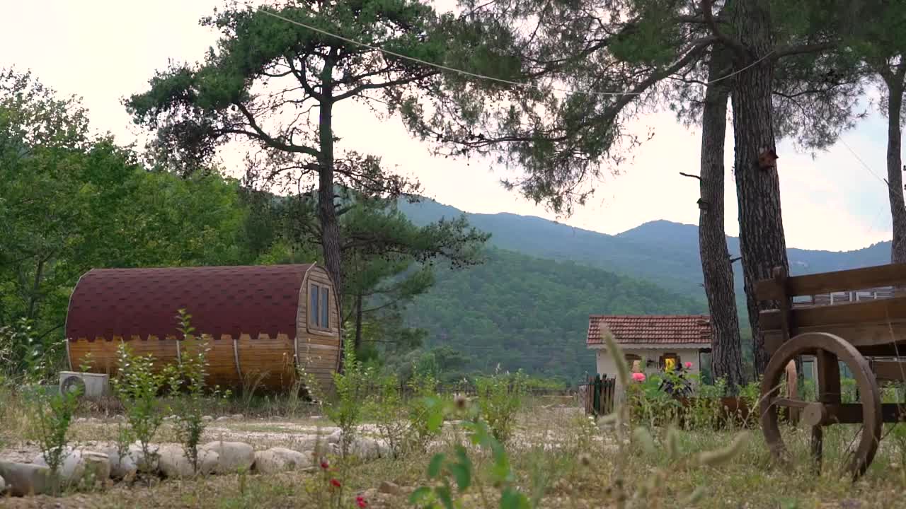 小溪吊床露营营地徒步自然bungalov桶村视频素材