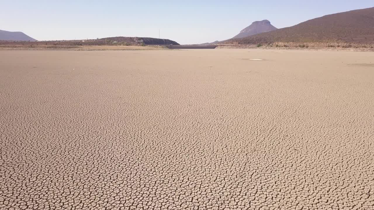 在干旱期间，空气在干涸的大坝上方，气候变化图像视频素材