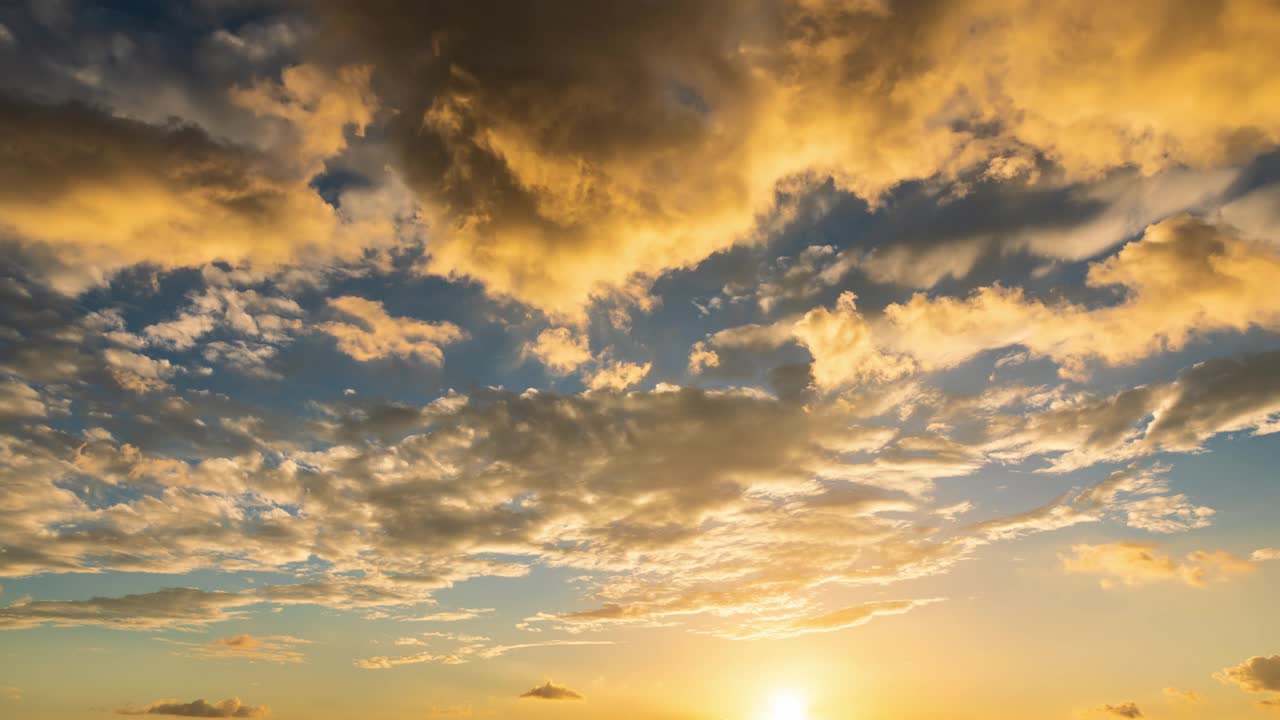 蓝蓝的天空有云和太阳，云在日落。视频素材