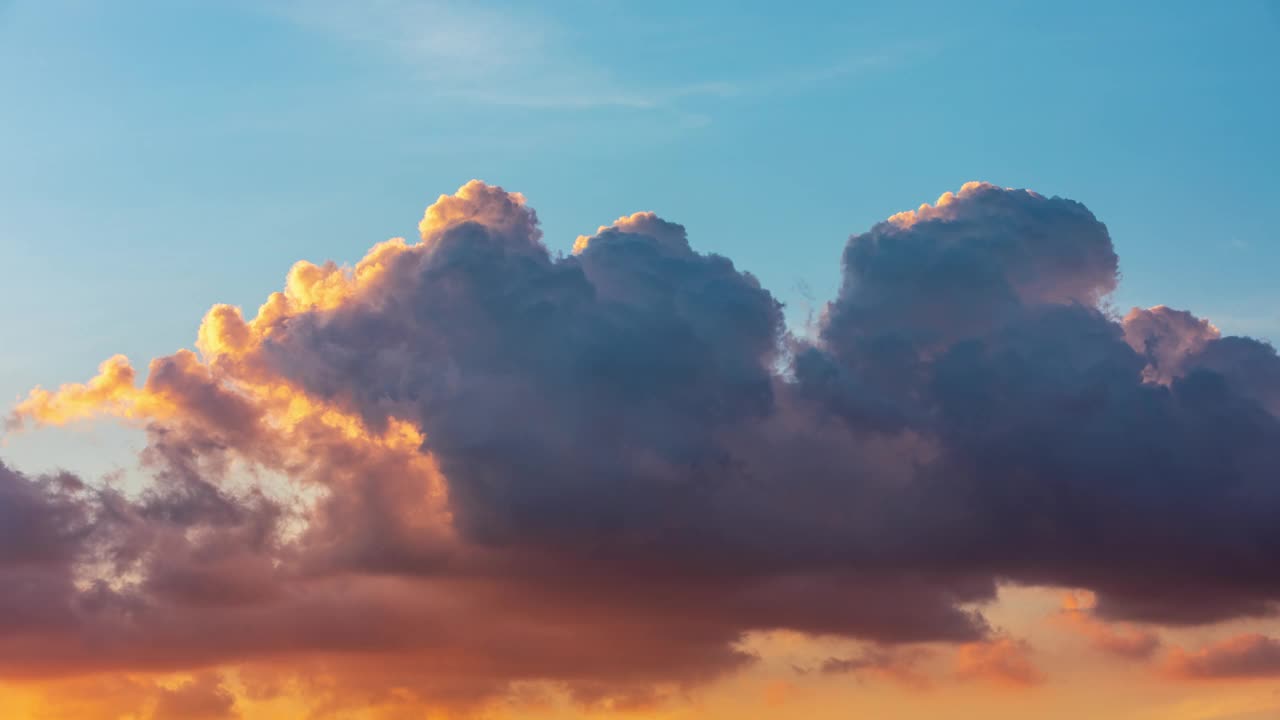 天空时间流逝，日落时的云。视频素材