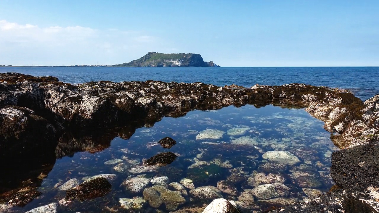 涨潮和退潮的海景/济州岛，韩国视频素材