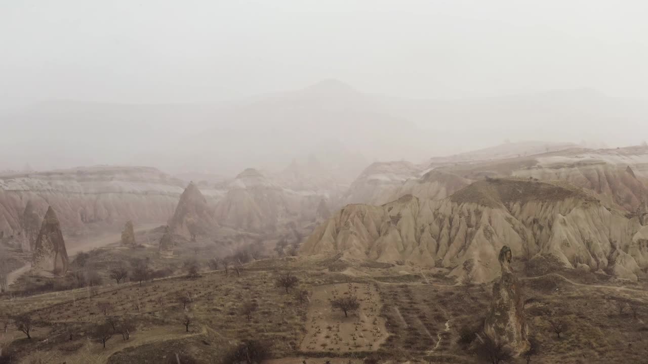 卡帕多西亚鸟瞰图，土耳其。行动。在雾蒙蒙的下雨天，戈麦尔国家公园的岩层异常美丽视频素材