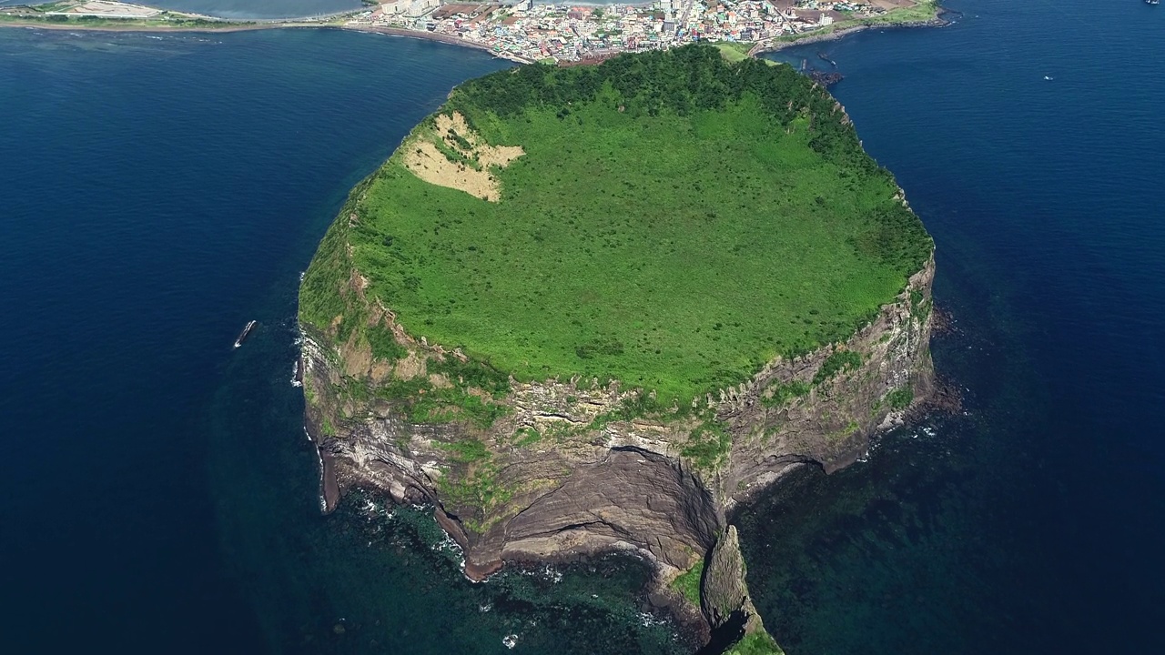 韩国济州城山郡/西归浦市城山一秋峰凝灰岩锥风景视频素材