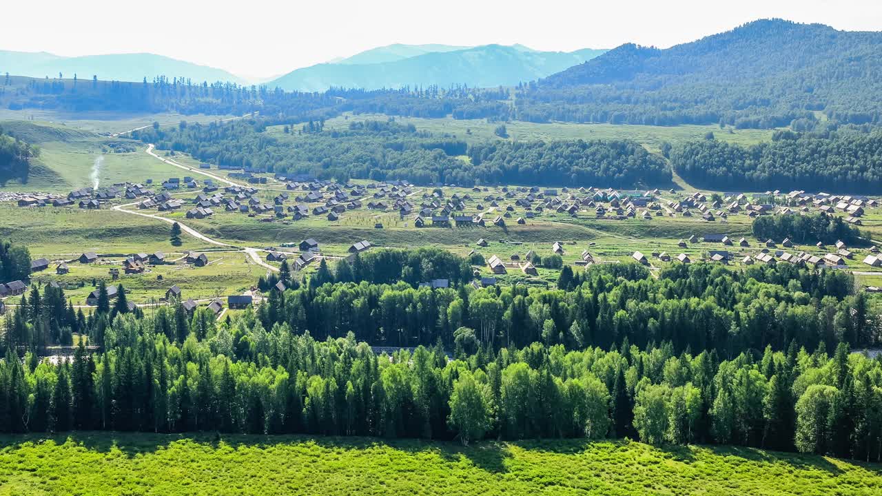 美丽的木屋建筑和新疆的自然山景视频素材