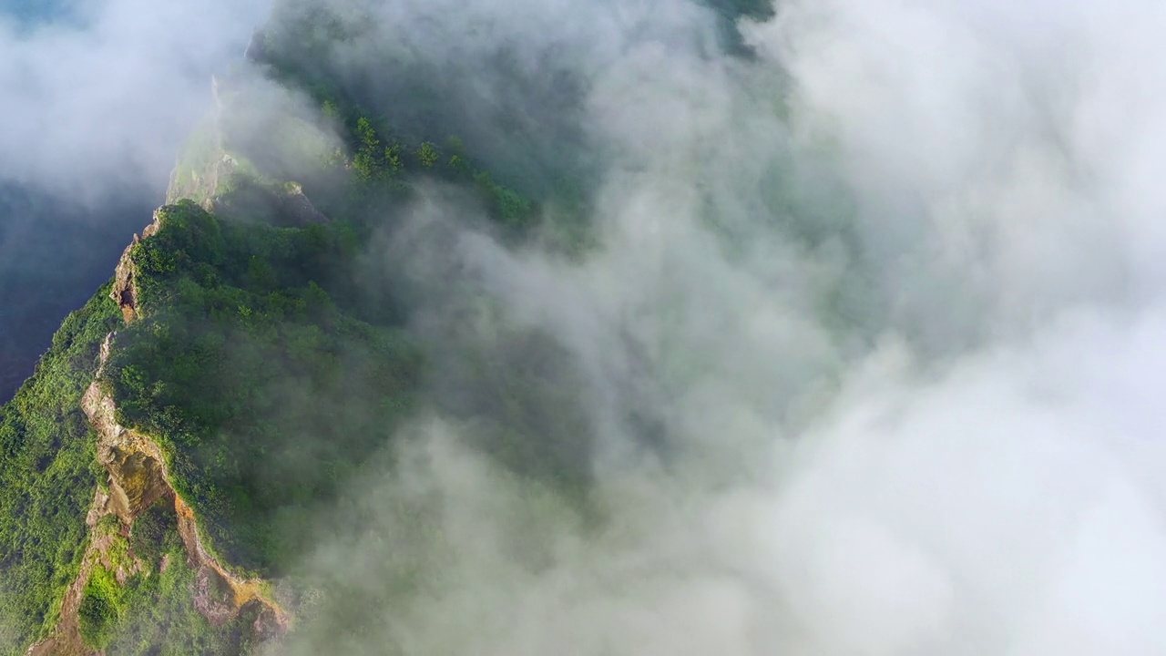 韩国济州城山郡西归浦市多云天气的城山一赤峰凝土锥的早晨景色视频素材