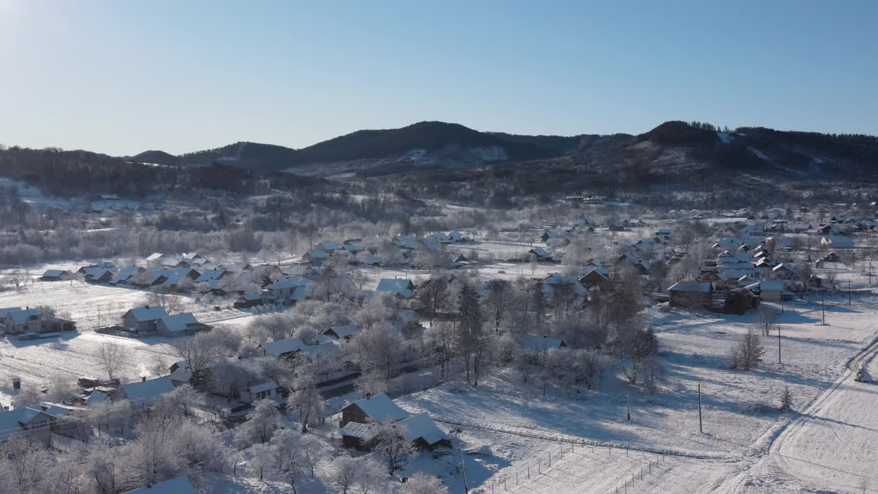 空中无人机的宁静美丽的冰冻森林，道路和草地在农村的早上一天。旅游胜地，迷人的和看到冬天的自然。清静风景概念视频素材