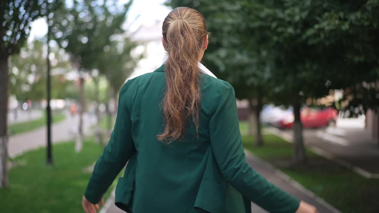 背影肖像快乐的兴奋快乐的肥胖女人跳舞高兴的走在人行道上。快乐的白人大码女士有乐趣在城市街道上的慢动作。视频素材