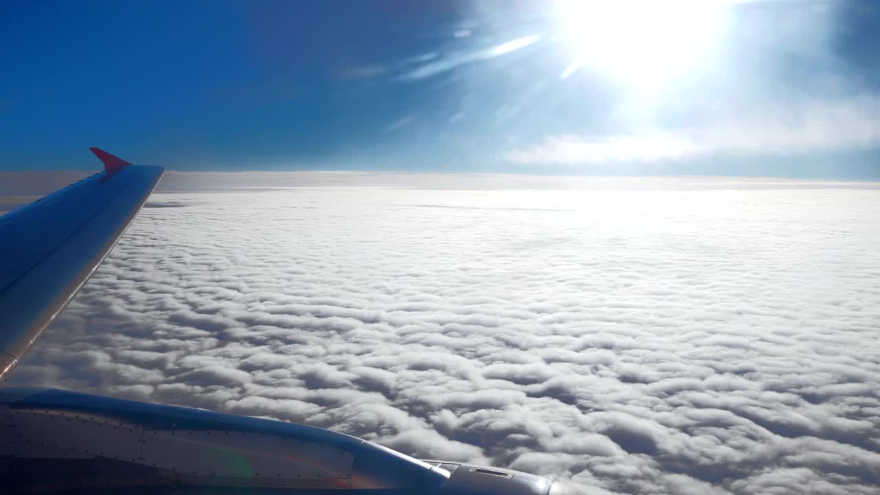 从飞机窗口看天空视频素材