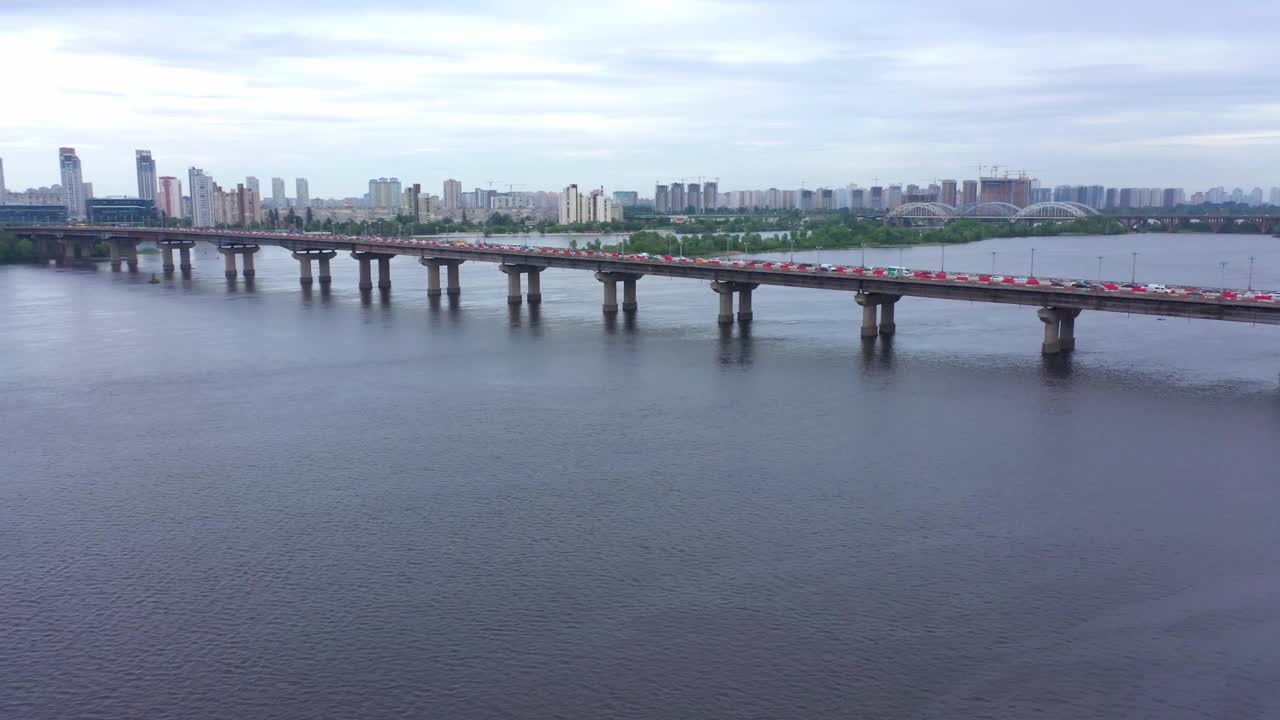 空中无人机视频。桥下有汽车通行的道路。高速公路的城市。视频素材