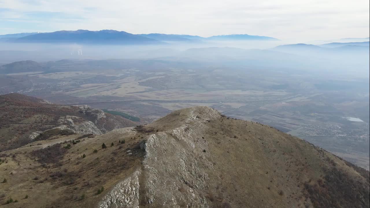 鸟瞰科尼亚夫斯卡山在维登峰附近的秋天日落，保加利亚视频素材