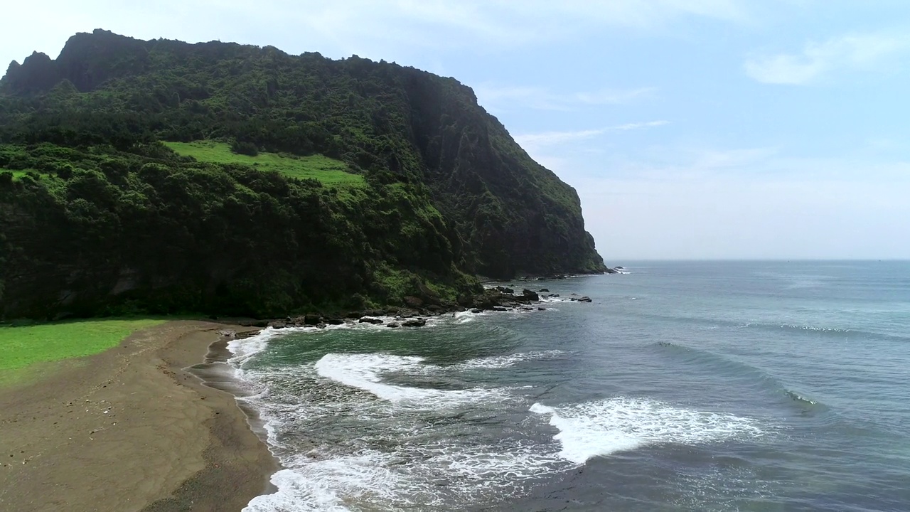 韩国济州城山郡/西归浦市城山一秋峰凝灰岩锥风景视频素材