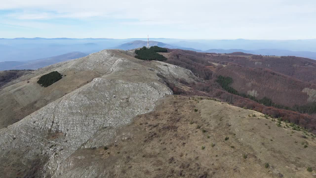 鸟瞰科尼亚夫斯卡山在维登峰附近的秋天日落，保加利亚视频素材