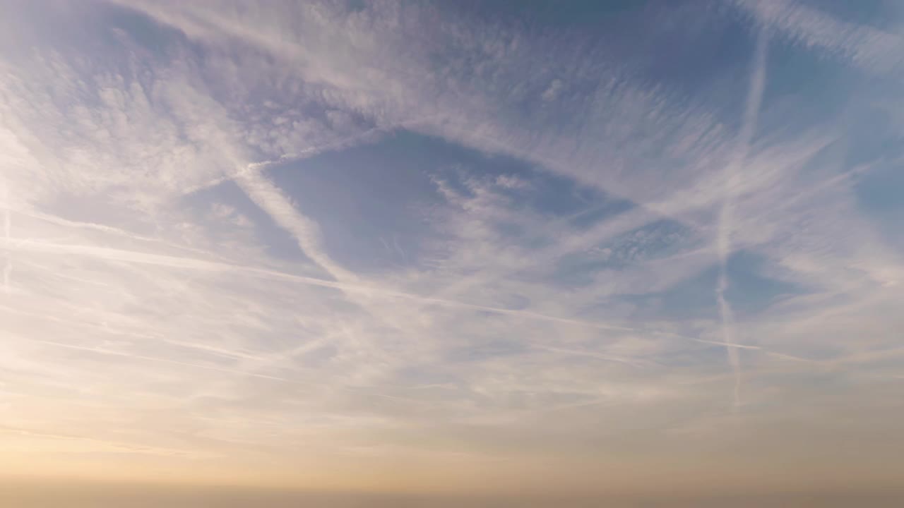 空中飞机尾迹的广角全景视频下载