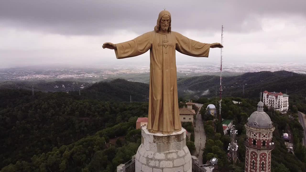 Tibidabo，巴塞罗那鸟瞰图。视频素材