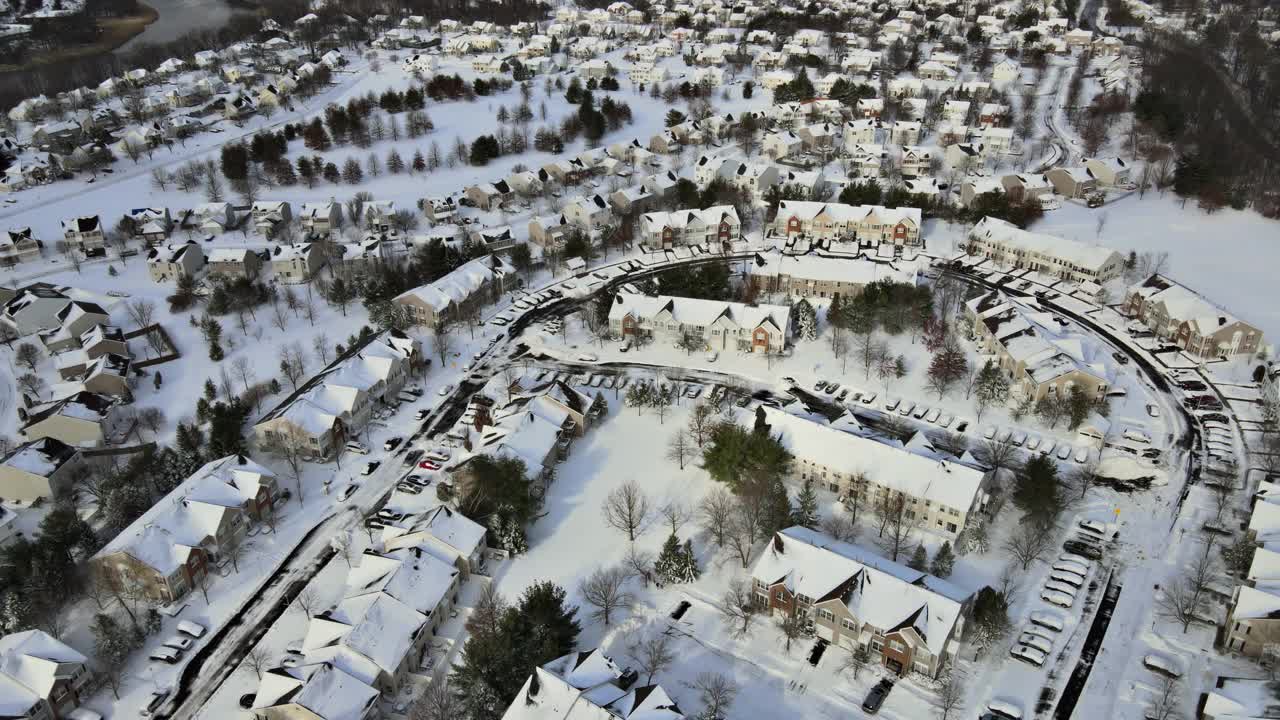 鸟瞰雪天，屋顶被白雪覆盖视频素材