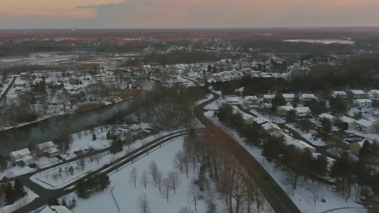 在雪冷的天气里，屋顶上有雪的房子视频素材