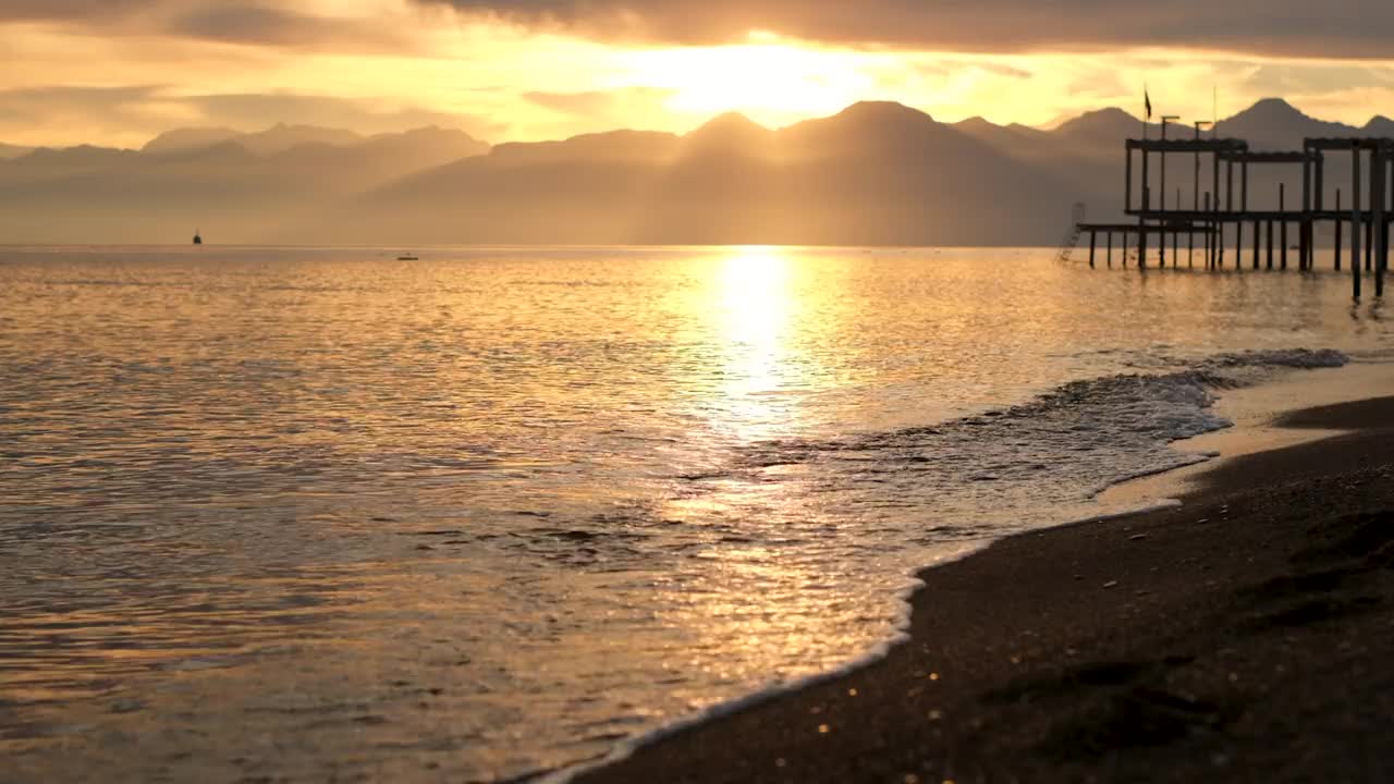 海滩上美丽的金色日落。在宁静的夜晚，夕阳西下。没有人视频素材