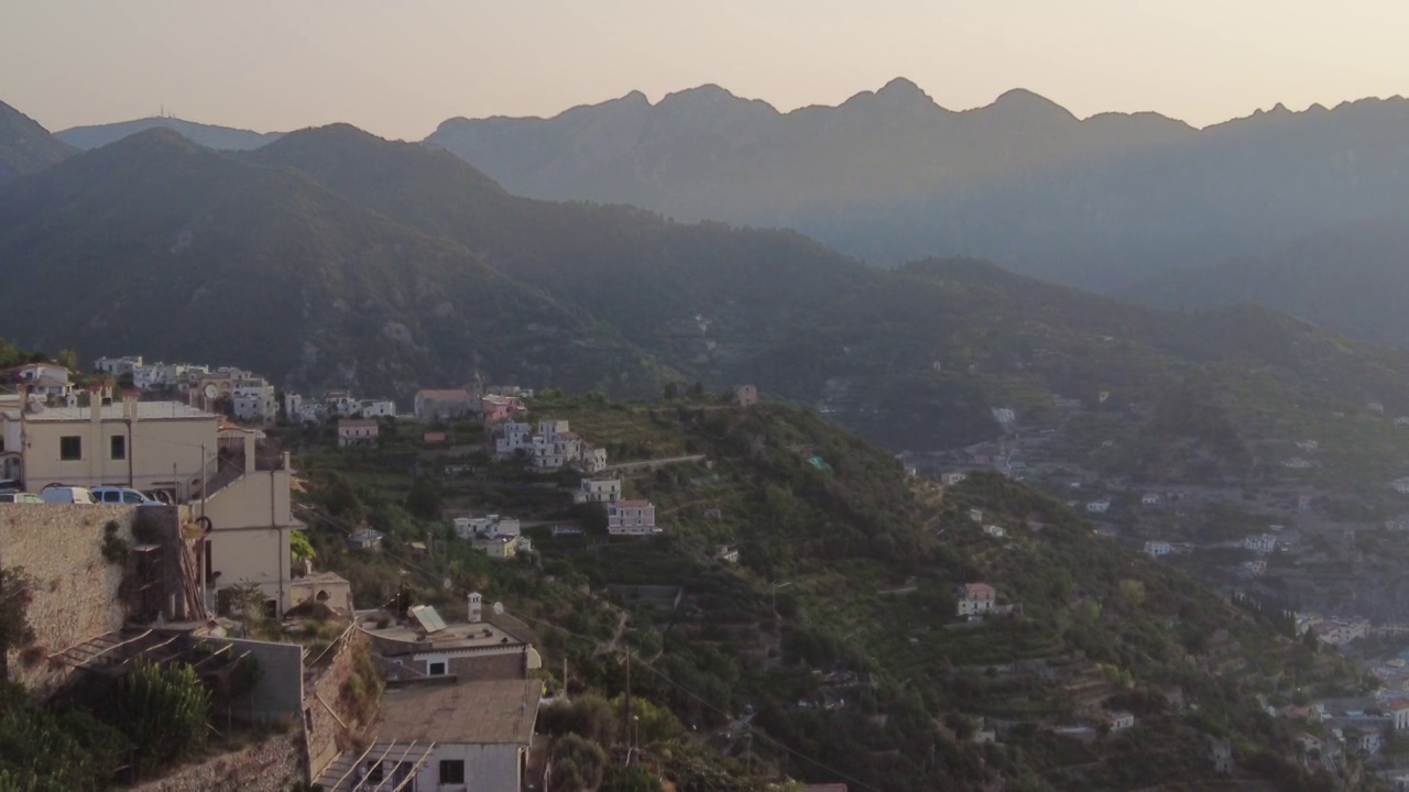 在阿马尔菲海岸的露台上种植柠檬树视频素材