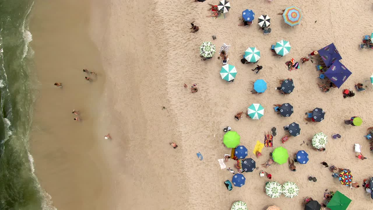 人们在巴西里约热内卢的伊帕内玛海滩享受夏日的自上而下鸟瞰图视频素材