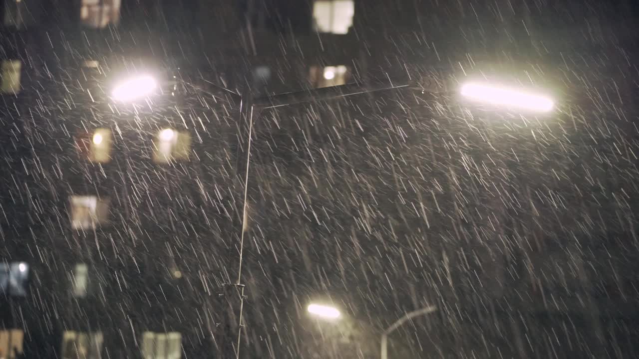 大雨中的路灯。气候变化。全球变暖。视频素材